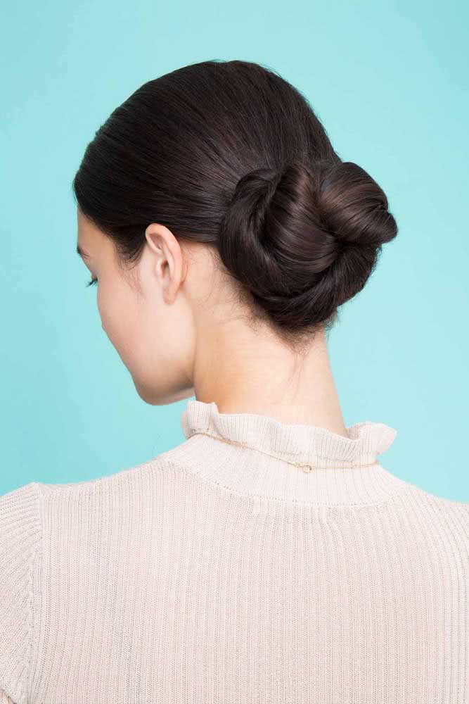 Para casamentos e outros eventos sofisticados, o coque nó é uma variação que permite criar um penteado simples e formal.