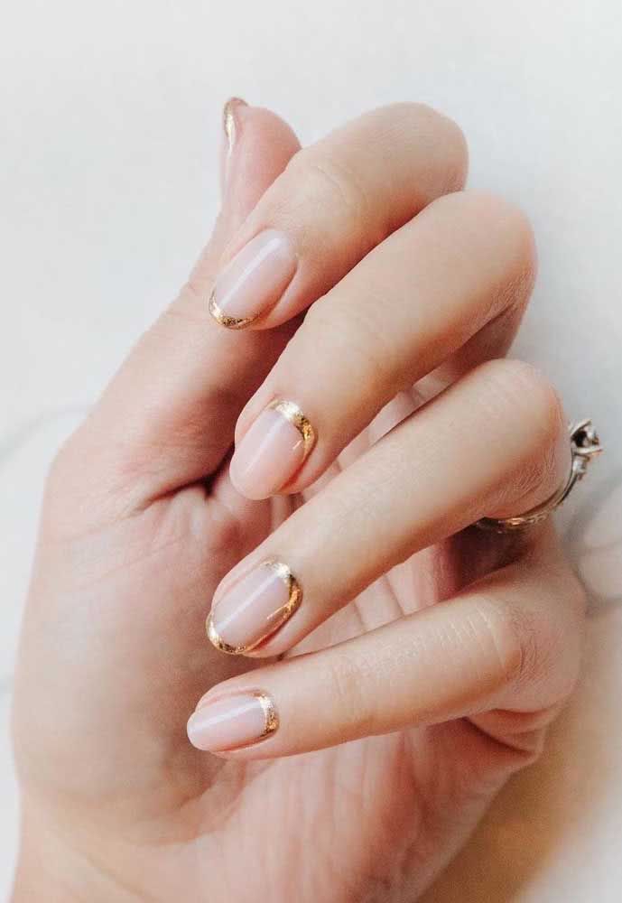 E para um toque a mais de elegância e sofisticação, um contorno em dourado diferente em cada uma das unhas nude.