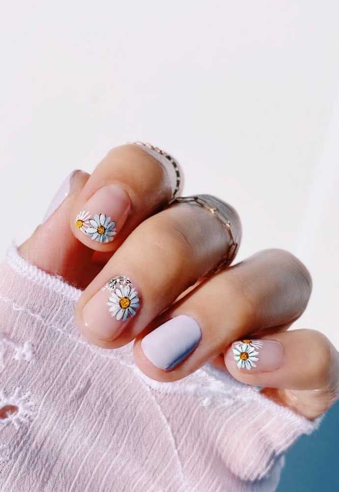 E por falar em flores, confira essa composição de unhas super delicadas e joviais com margarida e esmalte branco. 