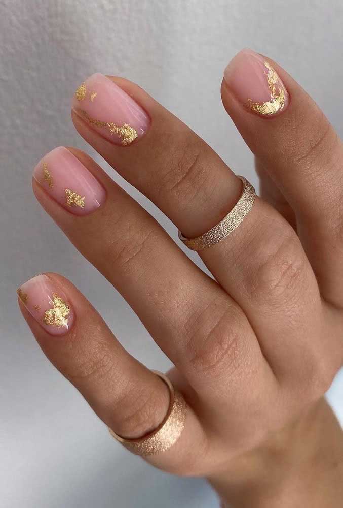 Um toque a mais de elegância e delicadeza com folhas de ouro nestas unhas delicadas rosa.