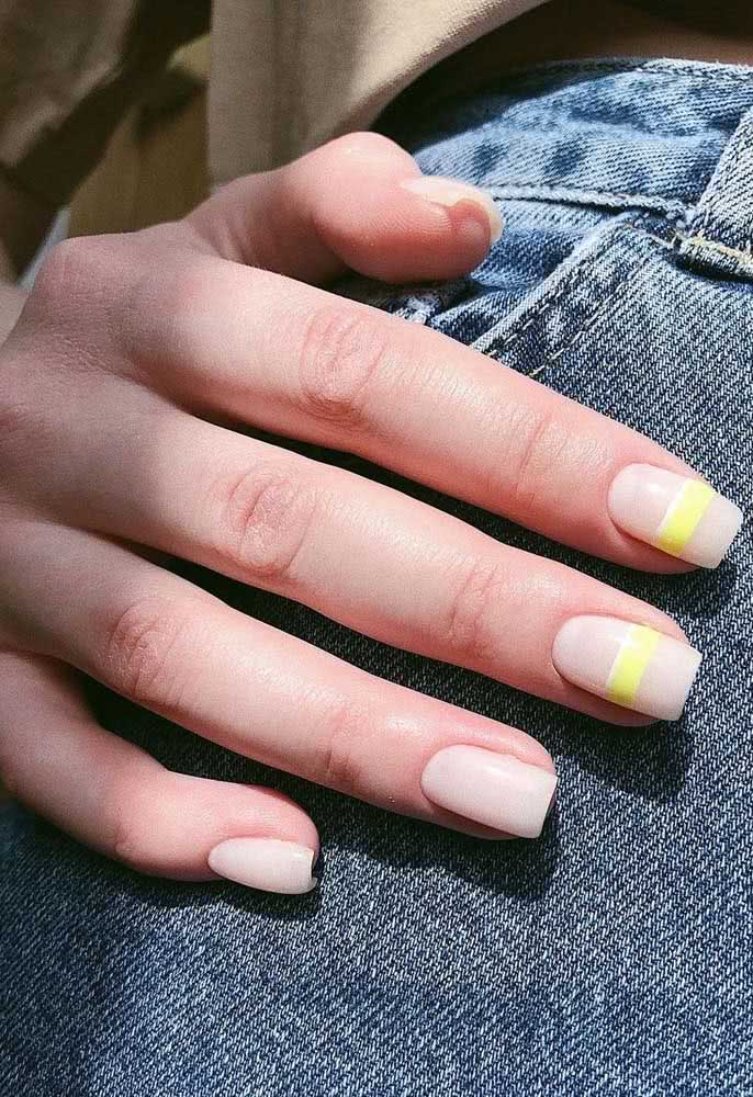 Uma linha amarela para tirar essa composição com unhas nude do lugar comum sem abrir mão da delicadeza.