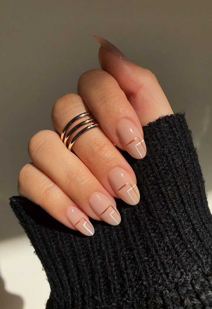 Outra ideia para compor unhas delicadas simples, mas cheias de elegância é desenhando com linhas retas em tons próximos à cor do fundo. 