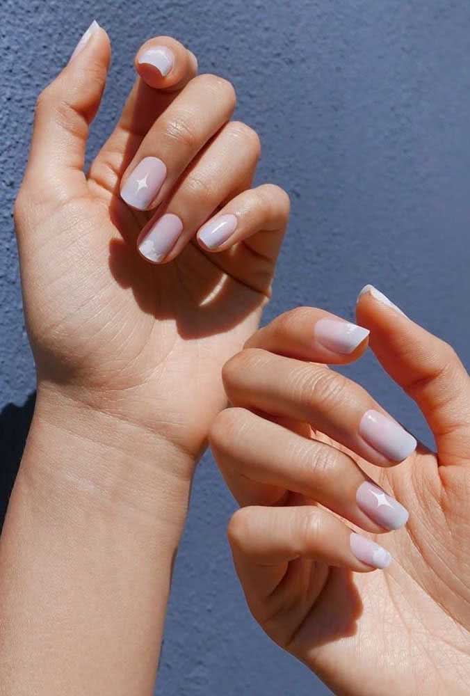 Uma composição celestial perfeita para unhas delicadas com degradê em branco e azul claro.