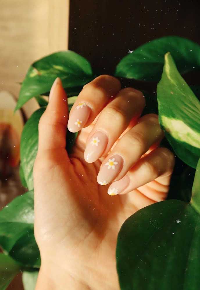 As margaridas são flores muito fáceis de se fazer na nail art e deixam o visual ainda mais leve e delicado, perfeito para um look primaveril. 