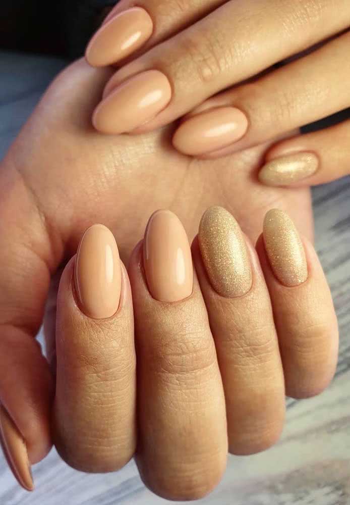 Irmãs gêmeas cheias de brilho nestas unhas delicadas e sofisticadas.