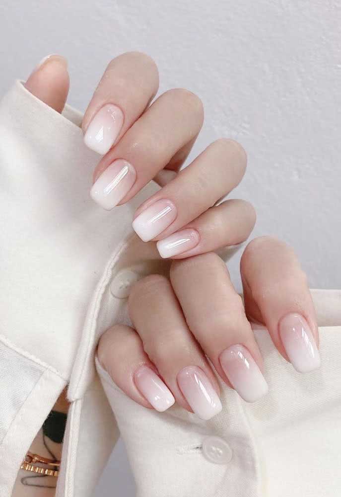 Tendência do momento, o degradê é a técnica queridinha quando o assunto é unhas delicadas. Neste exemplo, a ideia foi criar uma gradação entre o tom natural das unhas e o branco.