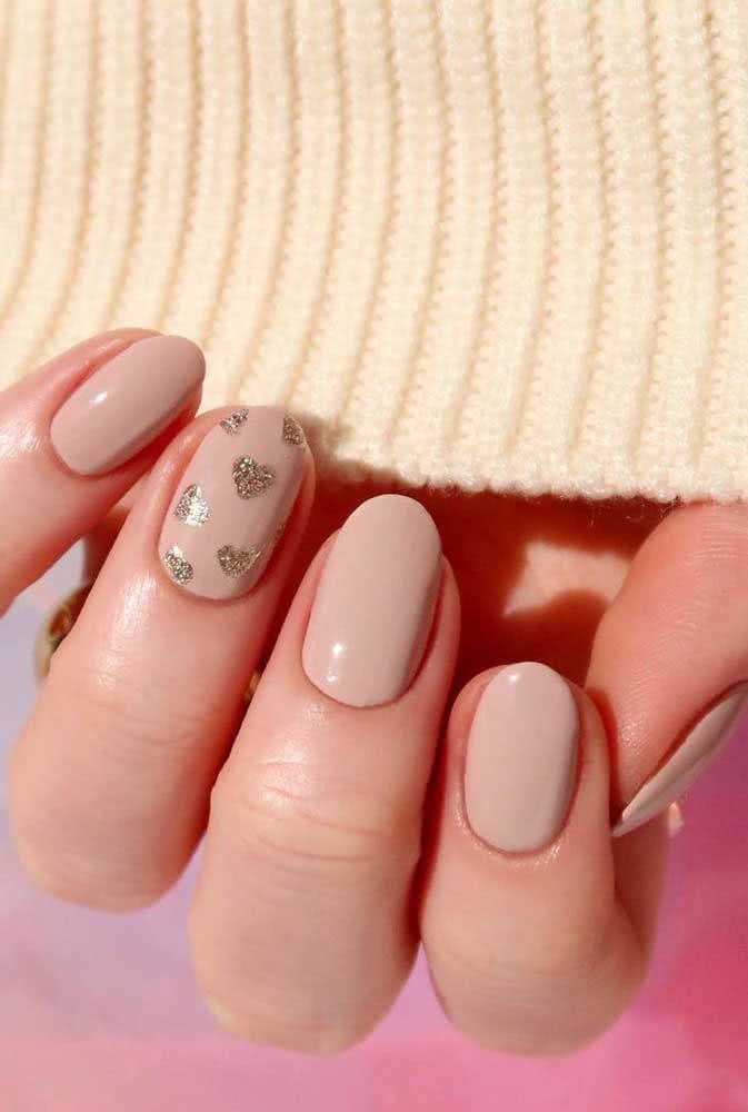 E para unhas delicadas e super românticas, experimente fazer uma filha única cheia de corações dourados e brilhantes. 