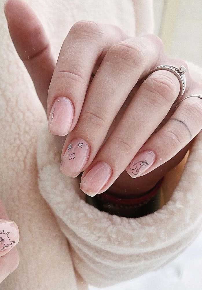 Os adesivos com figuras contornadas são sempre ótimas formas de obter uma composição de unhas simples e cheias de delicadeza.