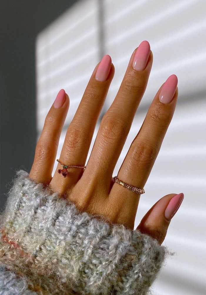 Unhas decoradas delicadas em degradê de rosa para qualquer ocasião.