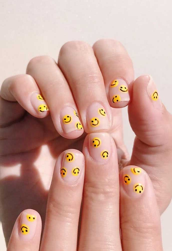 Divertido sem deixar a delicadeza de lado com estas smile faces espalhadas pelas unhas nude.