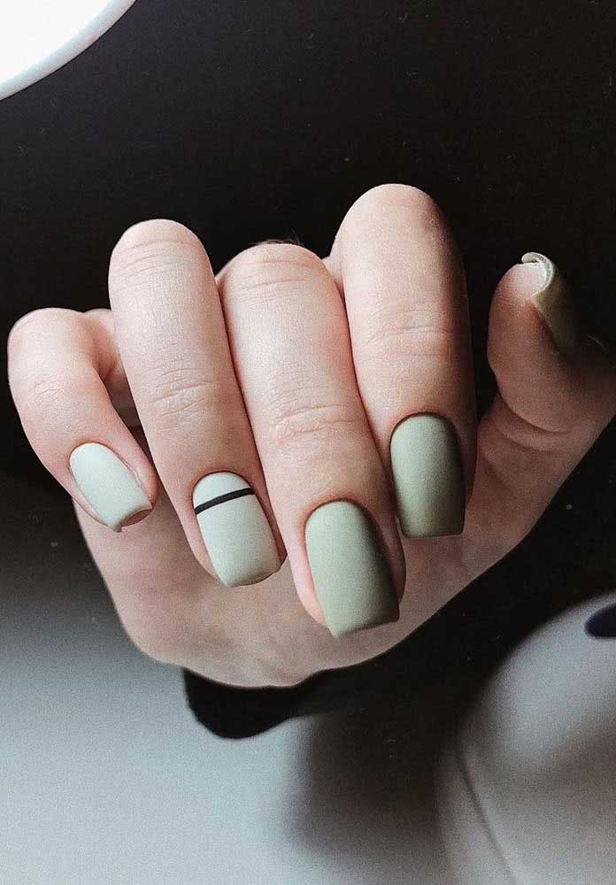 Já essas unhas verde claras foscas saem da mesmice com um detalhe a mais: o risco preto na filha única.