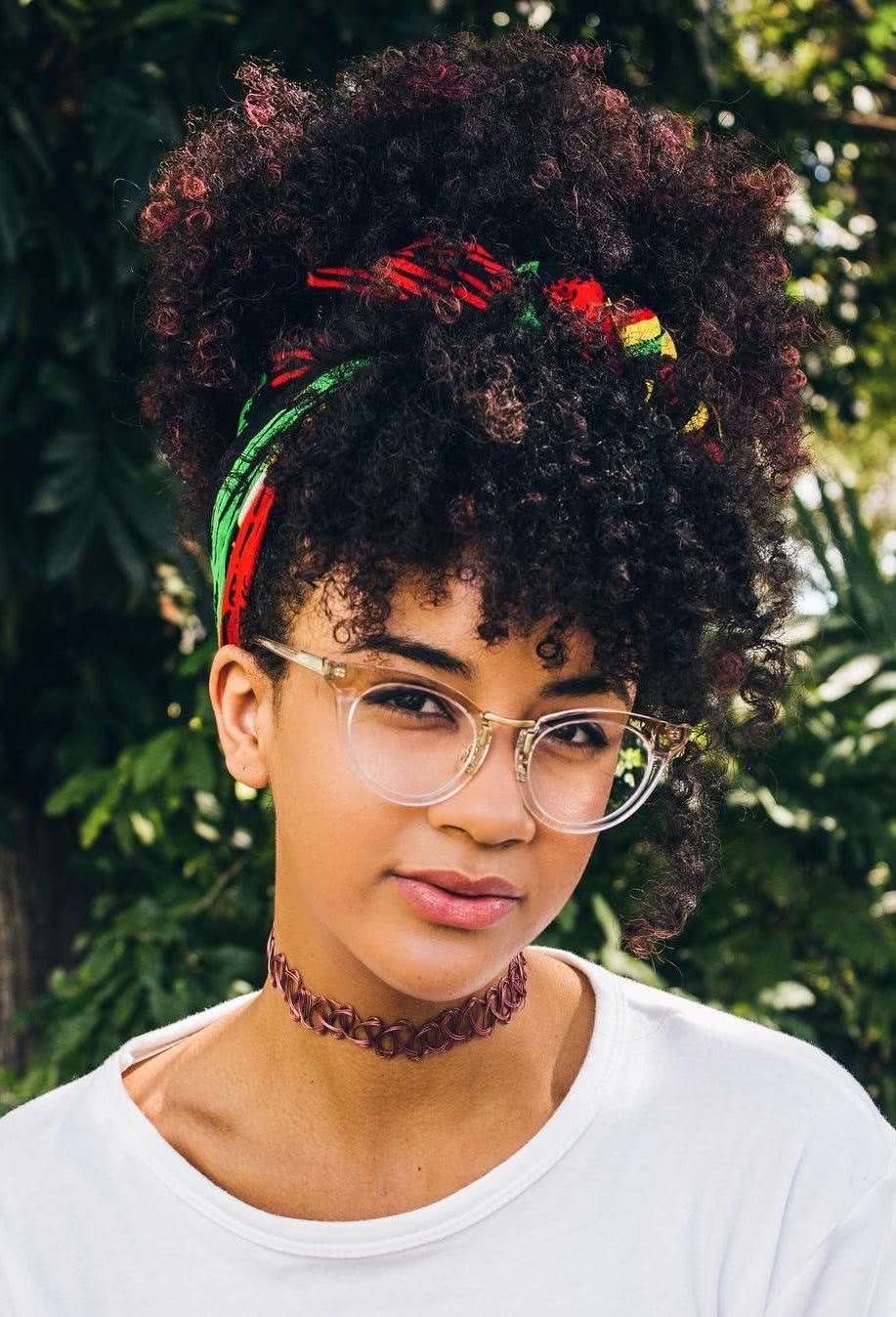 O cabelo cacheado com franja é perfeito para usar com penteados soltos ou presos, como neste exemplo com bandana. 