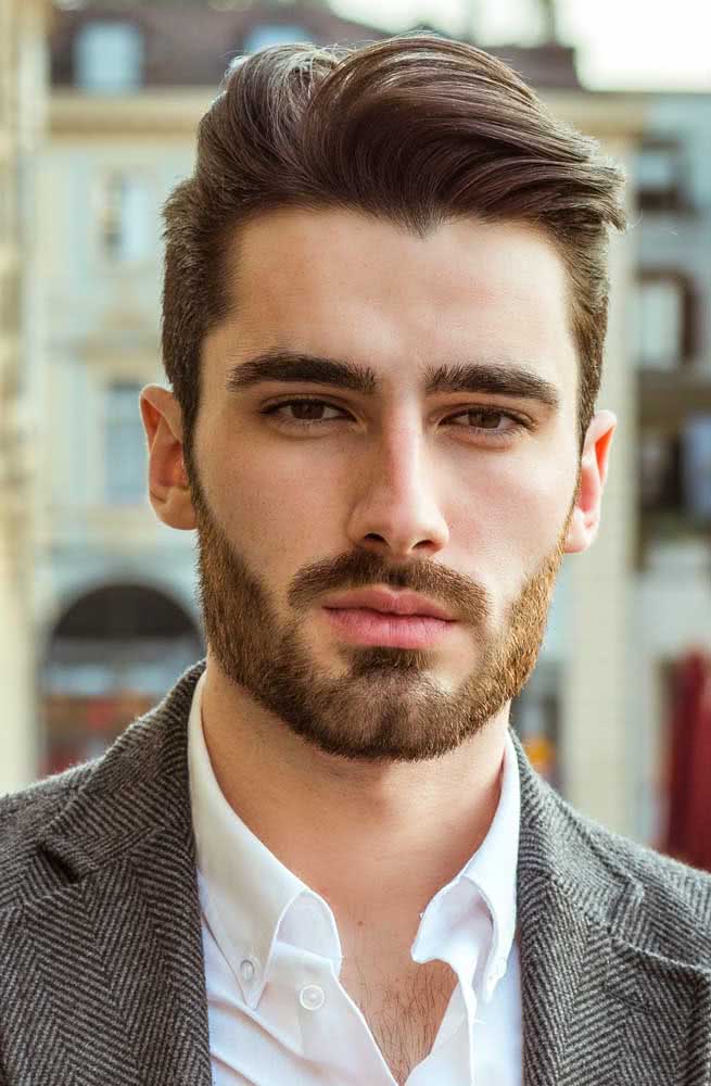 Com barba curta, o corte tipo taper fade deixa o visual uniforme e super elegante. 