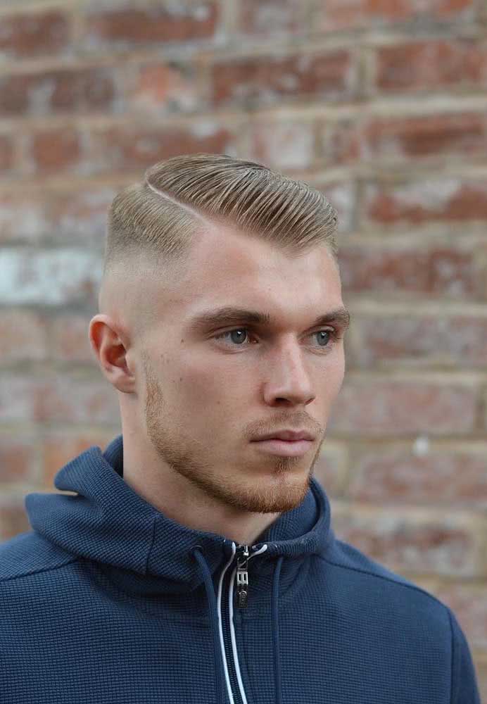 Corte degradê masculino com risco fazendo uma divisão lateral do cabelo.