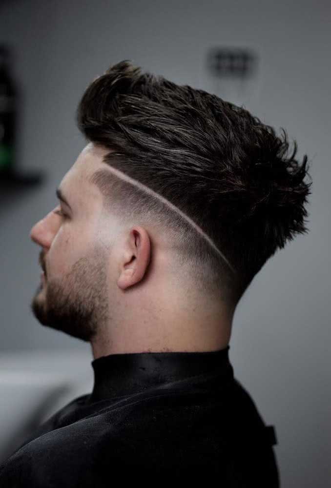 Uma tendência do momento é o corte masculino com degradê mid fade e risca.