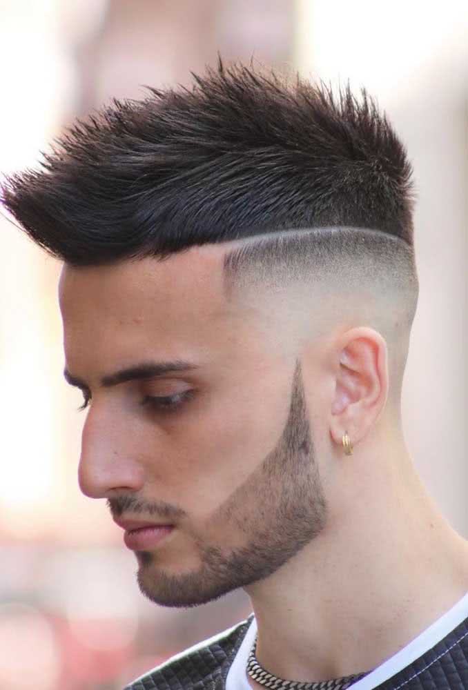 Outra finalização extremamente popular é o efeito arrepiado, que também fica perfeito para quem usa este estilo, especialmente nos cortes high fade. 