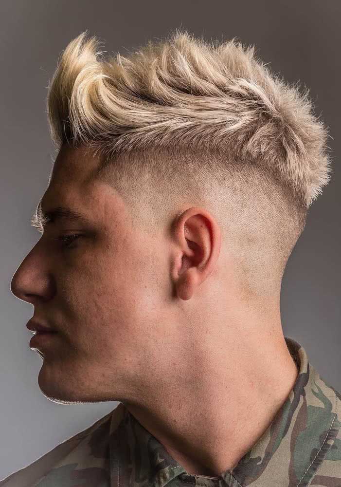 Que tal apostar em um visual cheio de atitude com corte masculino em degradê loiro com a raíz escura?