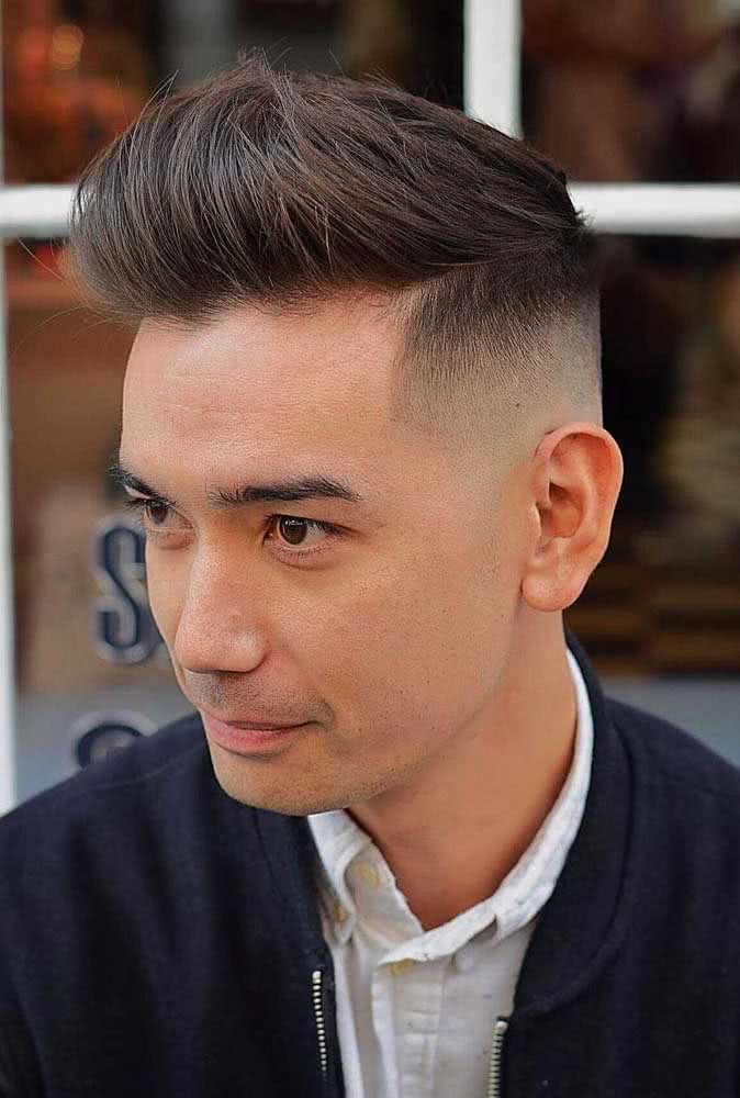 Neste corte degradê masculino, o high fade valoriza o topete volumoso no topo da cabeça.