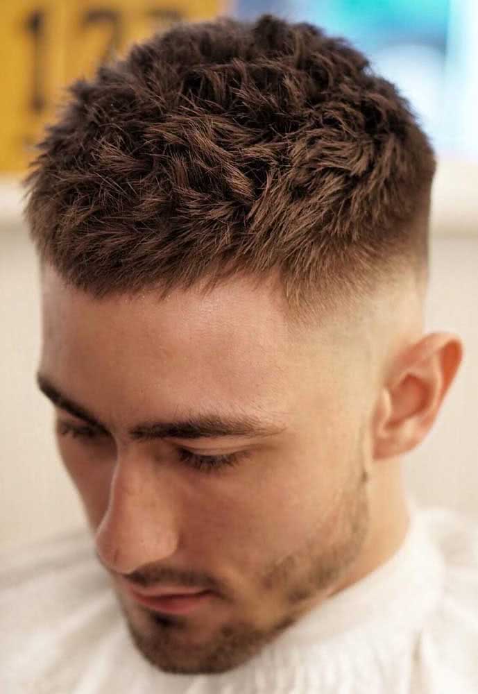 Outra ideia de corte degradê masculino curto, com a linha do degradê próxima ao topo da cabeça e a nuca raspada.