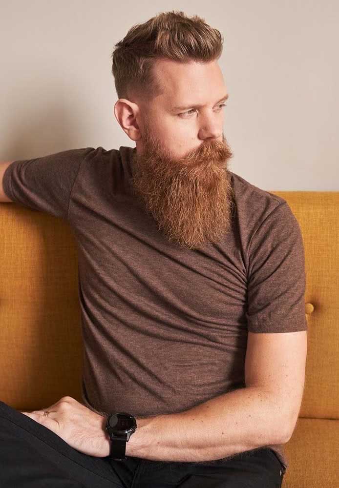O corte degradê também é uma ótima forma de valorizar o volume e comprimento da barba longa.