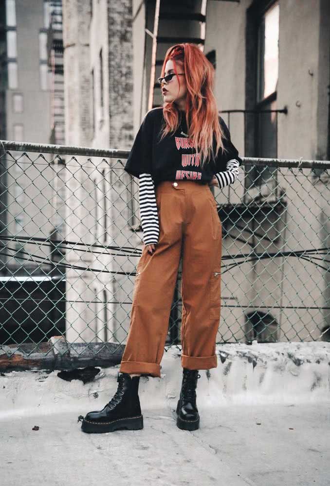 Look com coturno preto, calça cargo e uma sobreposição de camiseta para um visual gótico cheio de atitude.