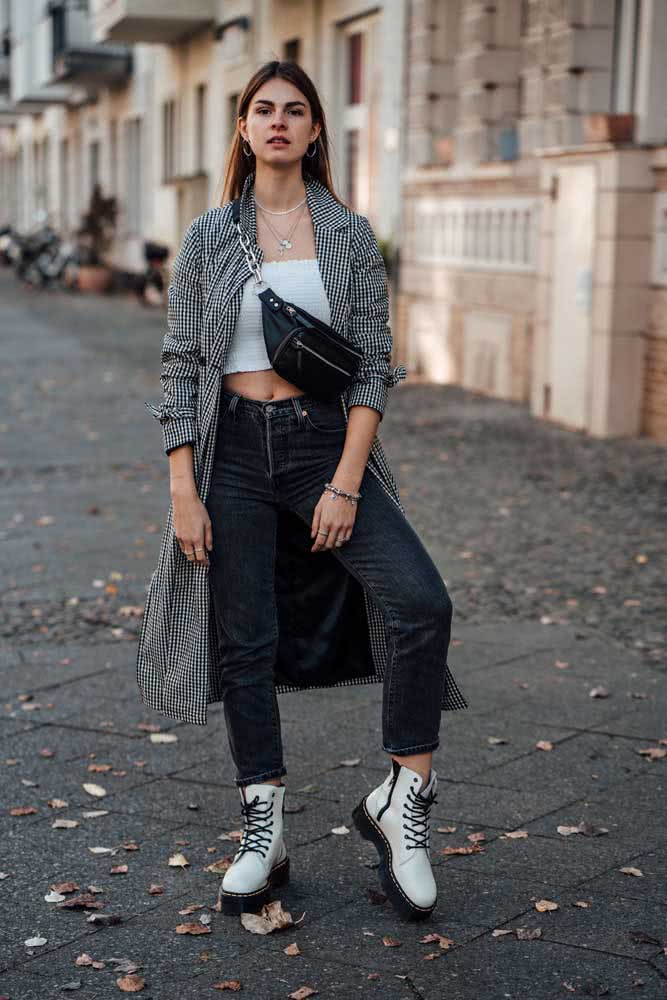 Confortável e descontraído, um look com coturno branco, calça jeans, top branco e uma camisa xadrez P&B alongada.