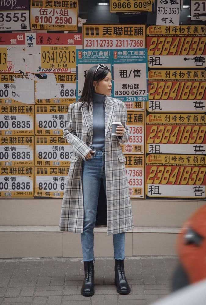 Mas se você está procurando um visual mais sóbrio para passar o inverno, experimente um look com calça jeans, blusa de gola alta com coturno preto e um sobretudo xadrez.