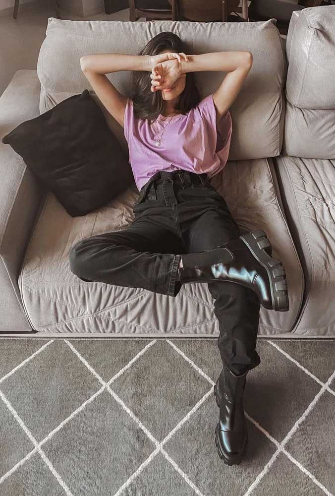 Um look com coturno preto de vinil, calça preta e camiseta lilás soltinha para curtir o dia e também relaxar com muito conforto.