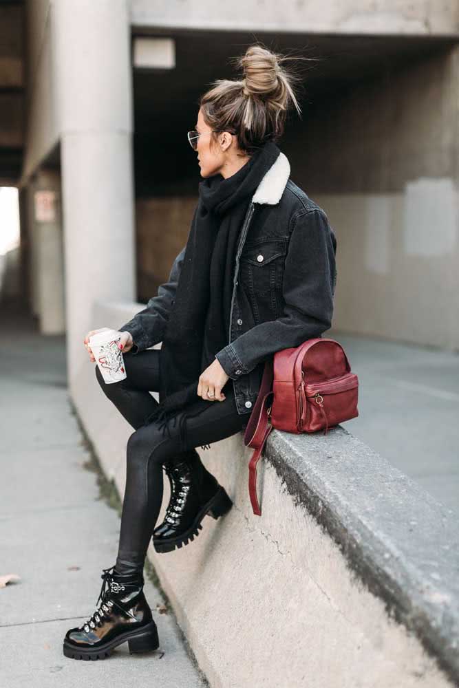 E para quem não abre mão da cor preta no guarda-roupas, um look all black num estilo urbano com coturno de salto, calça skinny, jaqueta jeans e cachecol de lã.