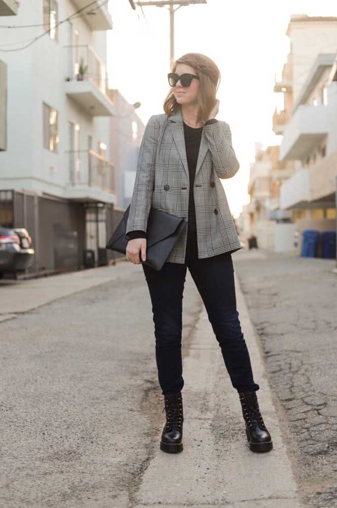 Por outro lado, se a ideia é partir para um look social sem perder o estilo moderno, aposte num look com coturno, calça jeans e um blazer de alfaiataria. 