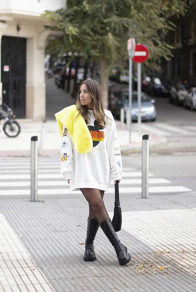 Look com coturno, meia arrastão e moletom oversized, uma tendência da moda atual. 