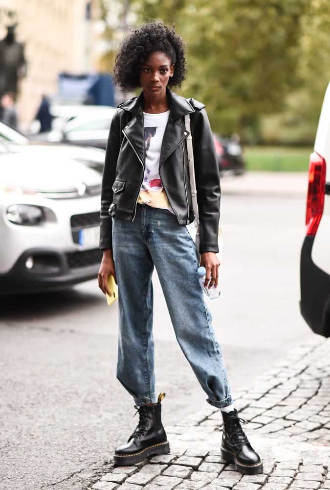 Um visual de atitude neste look com coturno preto, calça boyfriend, camiseta estampada e jaqueta de couro.