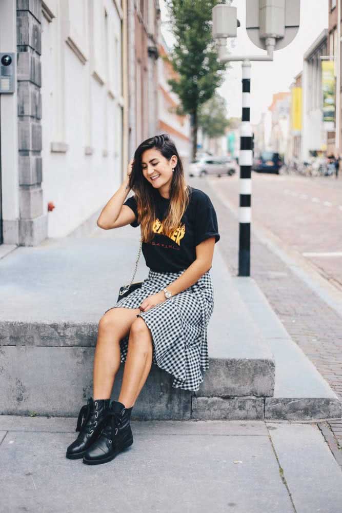 Coturno, saia longa e camiseta de banda: uma combinação sem erros.