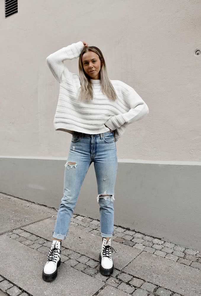 Presentes no desfile do Marc Jacobs, os coturnos de vinil branco com solado preto tratorado se tornaram icônicos e tiram qualquer look do básico.