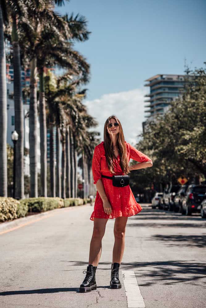 Look com coturno e vestido vermelho levinho num visual rocker perfeito para os dias de calor. 