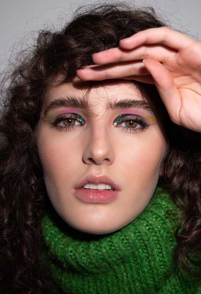 Para destacar os olhos e criar uma maquiagem tumblr perfeita, insira glitter na sua sombra colorida.