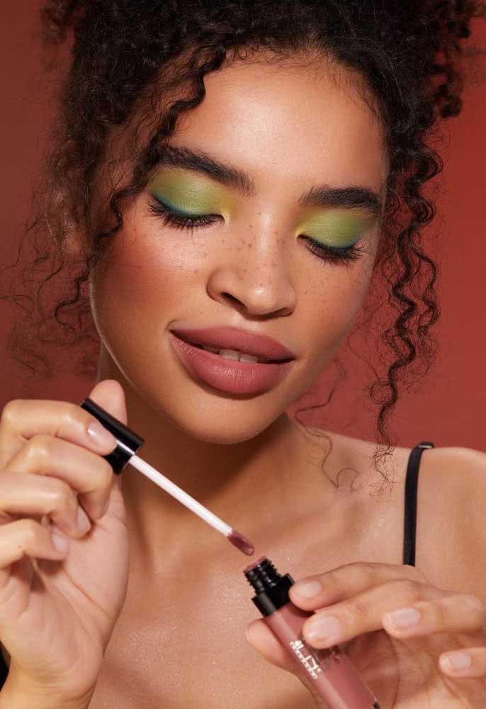 Maquiagem tumblr com sombra verde, blush e gloss nude, perfeitos para um visual leve e divertido. 