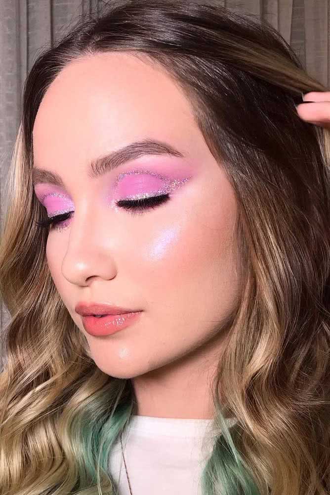 E para um toque a mais de glow na sua maquiagem tumblr rosa, que tal um contorno feito com sombra glitter?