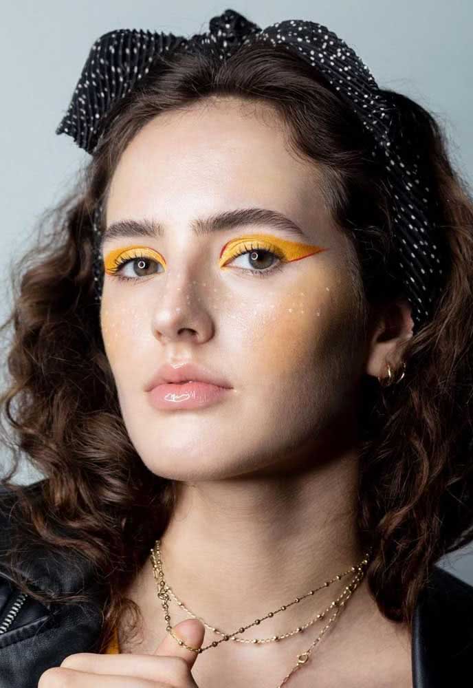 Y hablando de delineado llamativo, échale un vistazo a este maquillaje tumblr súper creativo donde el amarillo es el protagonista, presente no solo en el ojo sino también en el pómulo con rubor.  Y, para completar el look, pecas hechas con lápiz blanco.