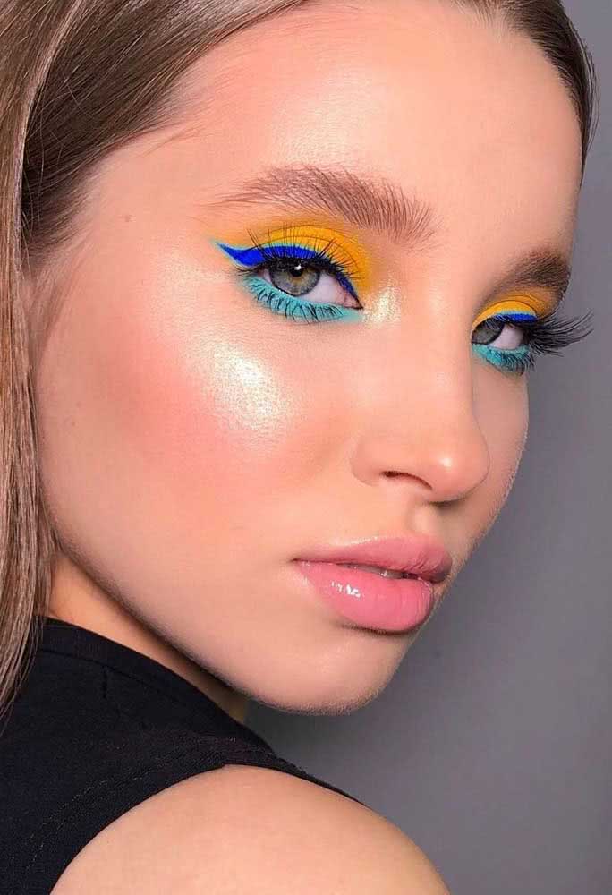 Além das sombras em cores vibrantes, a maquiagem tumblr girl também aproveita os diferentes tons de delineador disponíveis atualmente no mercado, como é o caso deste exemplo com delineado azul royal. 