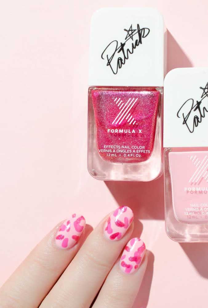 Unhas decoradas rosa bebê e pink com glitter para uma composição jovial e super divertida.