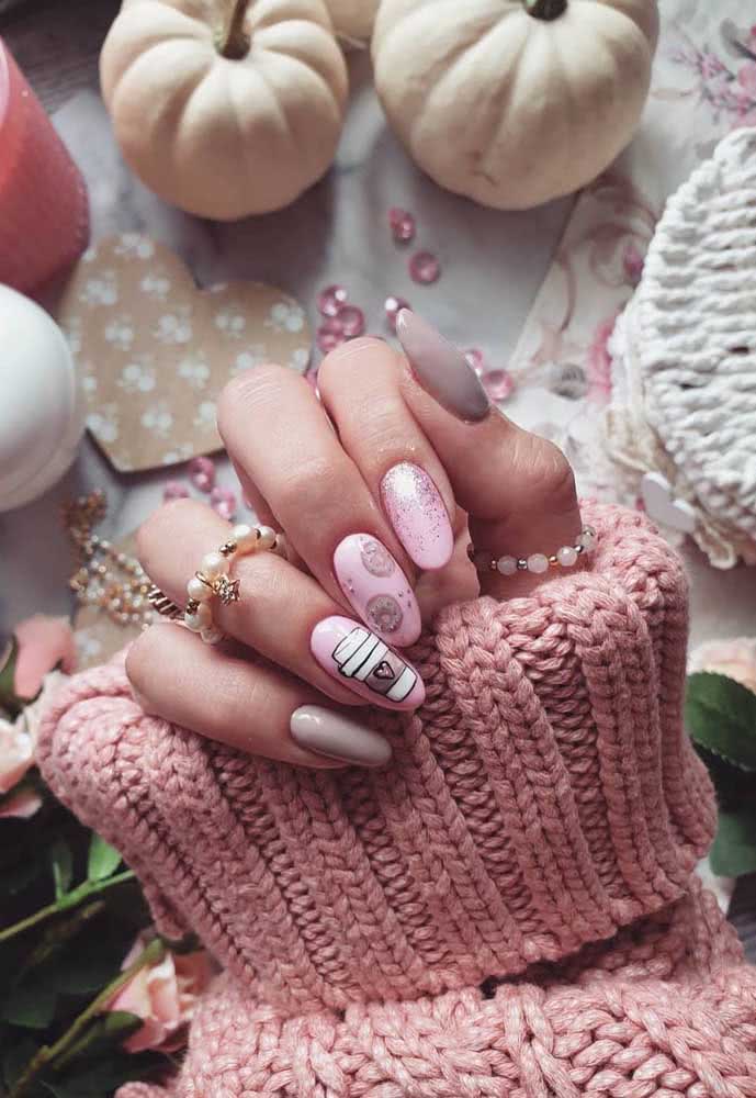 E por falar em Tumblr, que tal desenhar o famoso copo de café que se tornou um símbolo desse estilo nas suas unhas decoradas rosa?