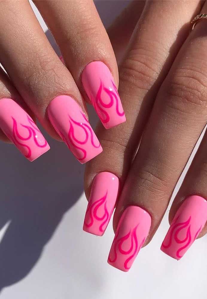 Outra ideia cheia de ousadia é essa composição de unhas decoradas rosa com desenhos de chamas monocromáticas.