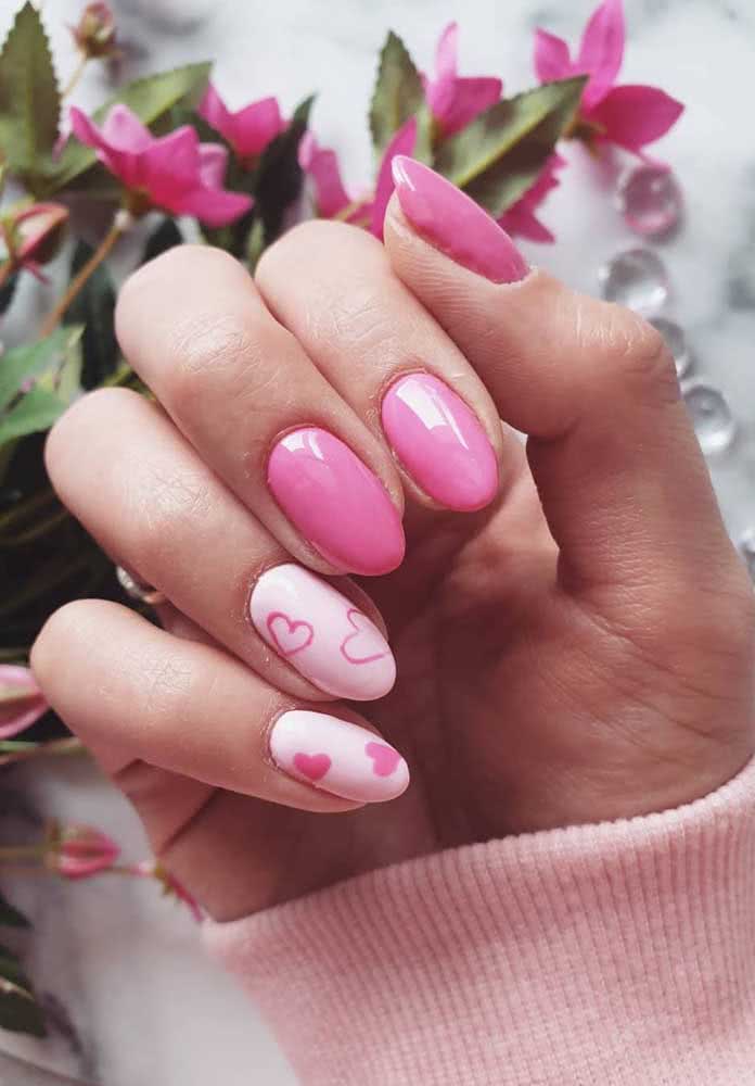 Unhas gêmeas brancas com corações trazem o romantismo para estas unhas decoradas rosa. 