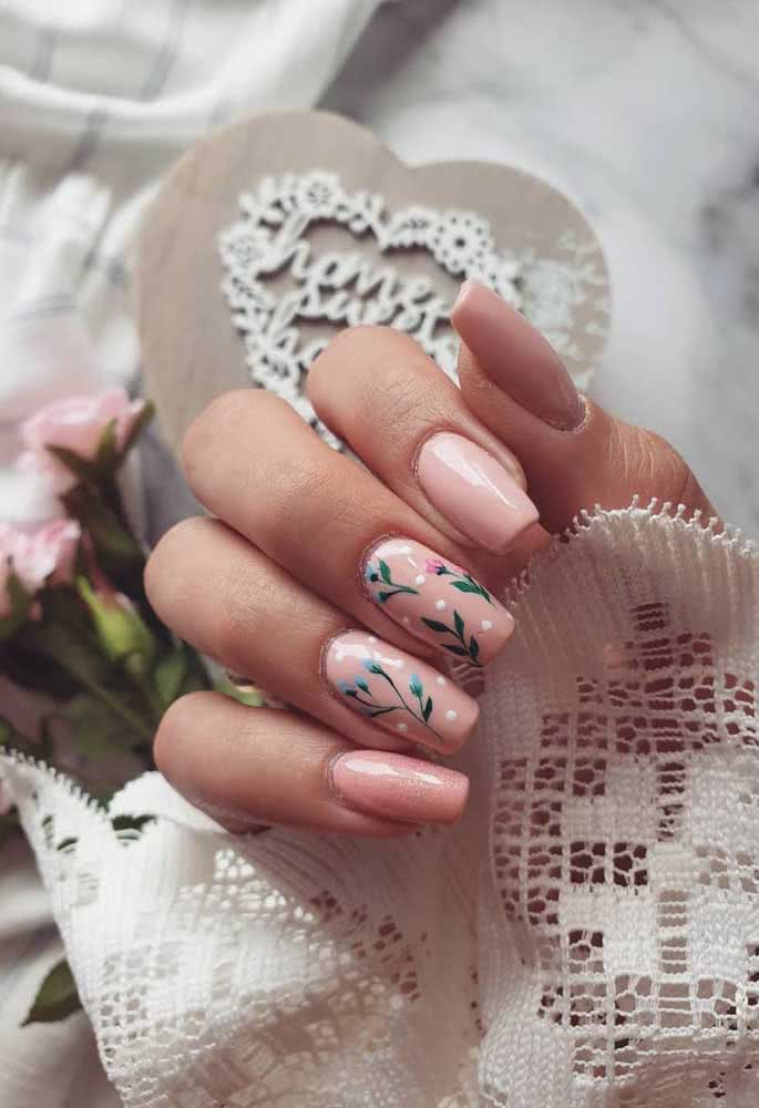 O fundo rosa claro é perfeito para desenhar ou inserir adesivos de folhas e outros motivos naturais e fazer unhas decoradas incríveis.