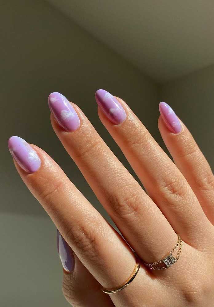 E para um visual com ainda mais delicadeza, experimente adicionar detalhes em branco nas suas unhas decoradas rosa claro.