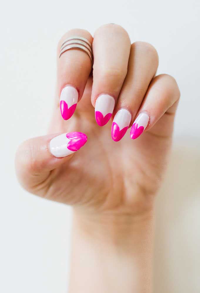 Uma francesinha um tanto diferente, mas cheio de romantismo fazem essas unhas decoradas rosa incríveis. 