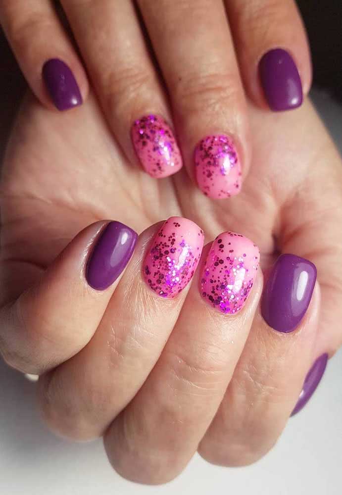 E por que não adicionar um toque rosa somente nas unhas gêmeas dessa composição em roxo?