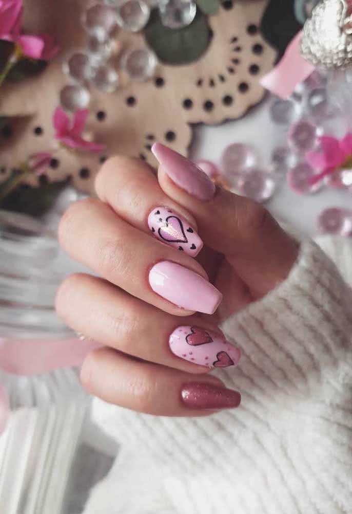 E por falar em linhas e desenhos nas unhas decoradas rosa, dá uma olhada nessa composição super romântica.