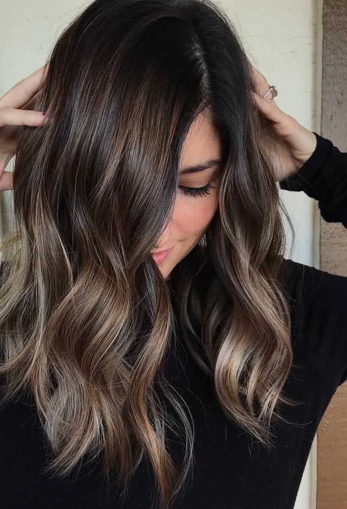 Um ombré loiro escuro sobre cabelo preto para quem sempre teve curiosidade em experimentar um visual completamente diferente. 